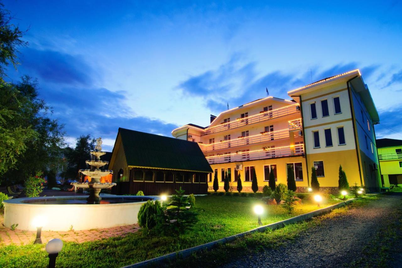 Hotel Continent Polyana  Extérieur photo